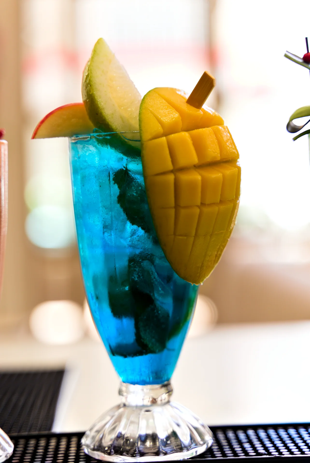 Boisson bleue garnie de mangue