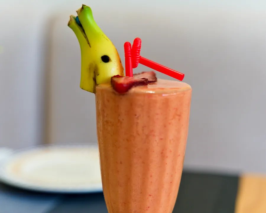 Smoothie rose à la fraise et à la banane