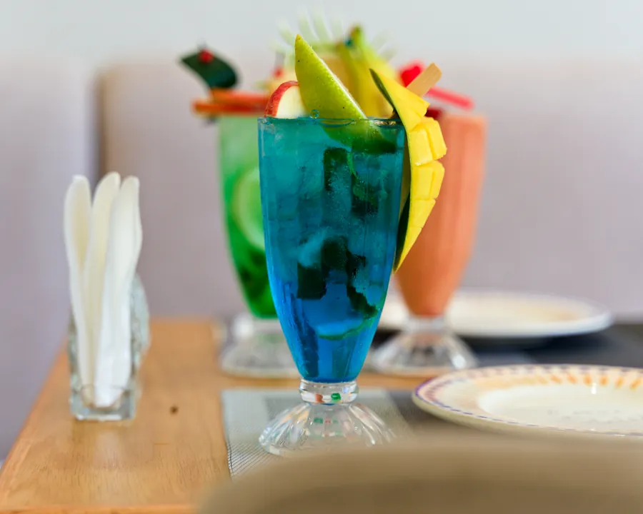 Boisson bleue fruitée avec glaçons dans le café