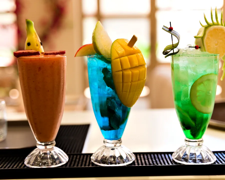 Assortiment de trois boissons colorées