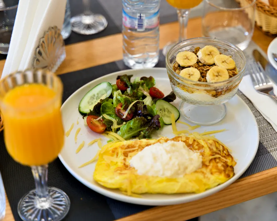 Assiette de brunch avec omelette, salade et granola