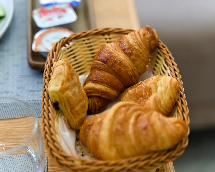 Croissants dorés servis au brunch