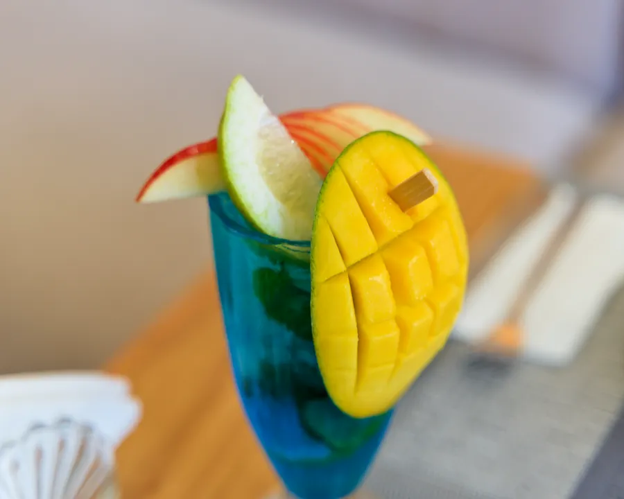 Détail de mangue sur une boisson bleue glacée