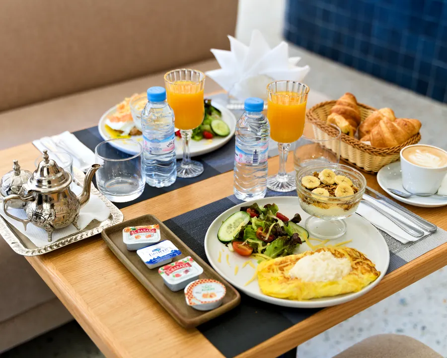 Brunch marocain servi avec théière